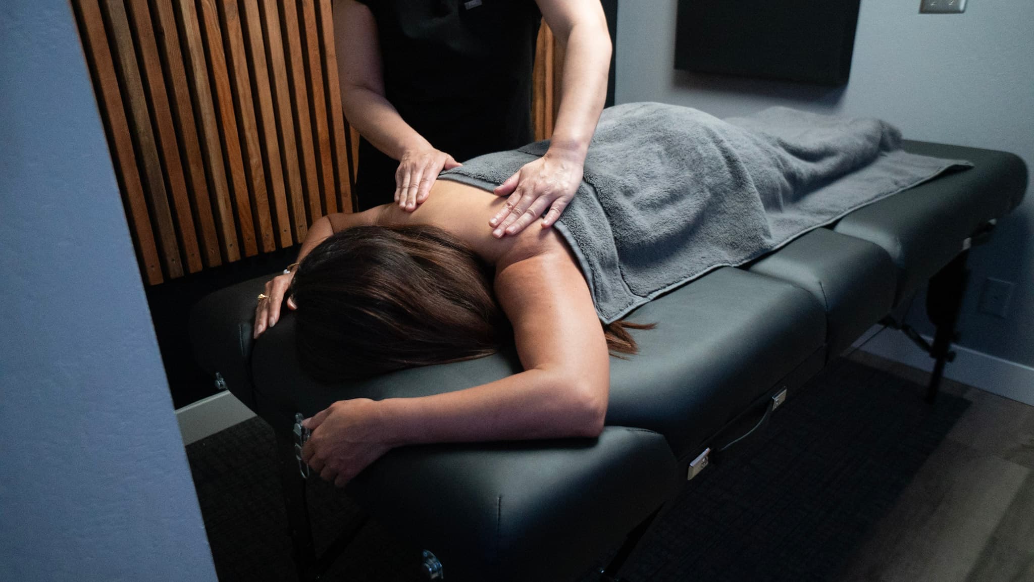Targeted bodywork on the upper back during a recovery session